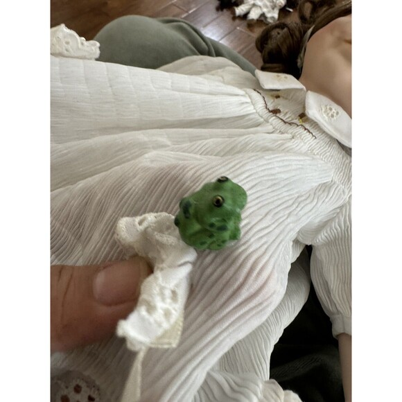 Vintage‎ Porcelain Little Girl Doll with Frog in Pocket 1998 - Picture 5 of 5